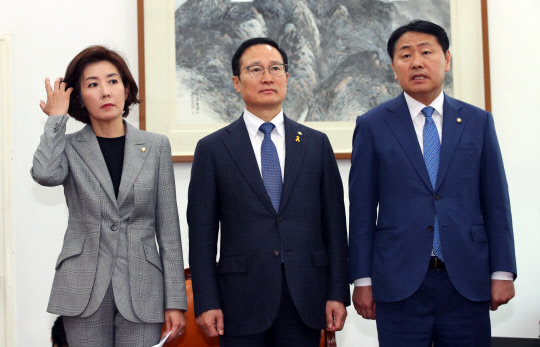 (왼쪽부터)나경원 한국당 원내대표, 홍영표 민주당 원내대표, 김관영 바른미래당 원내대표가 15일 국회 운영위원장실에서 회동을 갖고 모두발언을 하고 있다. 연합뉴스